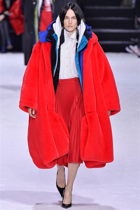 Mar 6, 2023 · March 6, 2023. At Balenciaga’s first runway show following what creative director Demna refers to as the “situation,” there were no truckloads of mud lining the catwalk, no driven snow ... 